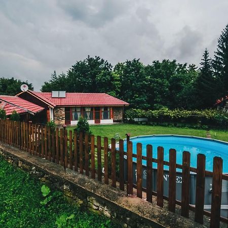 Завоя Hotel Kruşuna Exterior foto